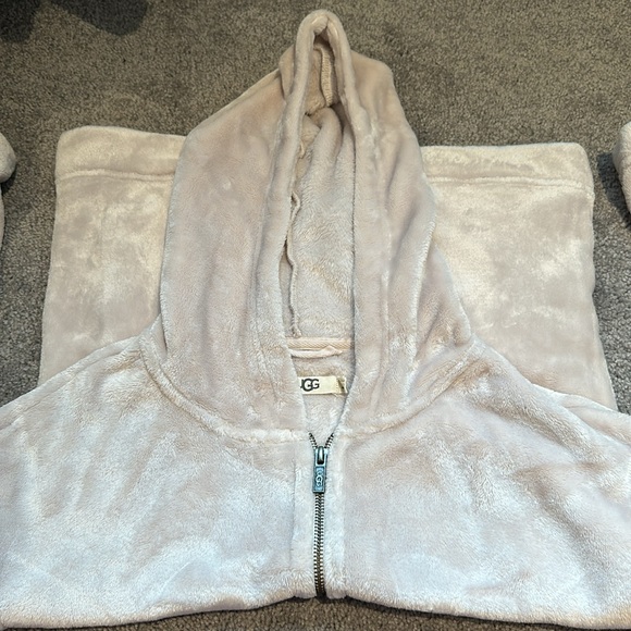 UGG Zip-Up - Picture 6 of 6